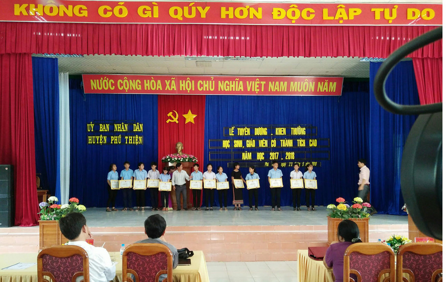 Khen thưởng cho 36 học sinh đạt thành tích cao trong năm học 2017-2018. Ảnh: T.D Khen thưởng cho 36 học sinh đạt thành tích cao trong năm học 2017-2018. Ảnh: T.D