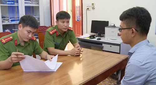 Nghi can làm việc tại cơ quan điều tra. Nghi can làm việc tại cơ quan điều tra.