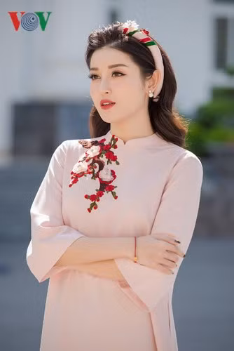 Á hậu Huyền My xuất hiện trong tour tuyển sinh Hoa hậu Việt Nam 2018 cuối cùng tại Đại học Hà Nội.