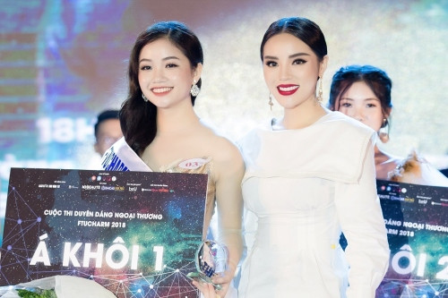  Hoa hậu trao giải cho Á khôi 1.