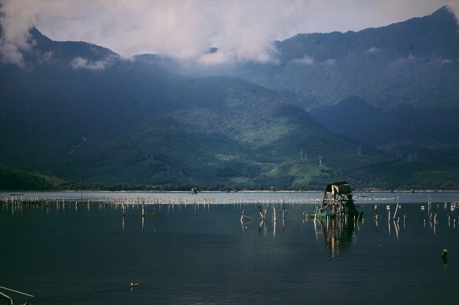 Phong cảnh “sơn thủy hữu tình” tại đầm.