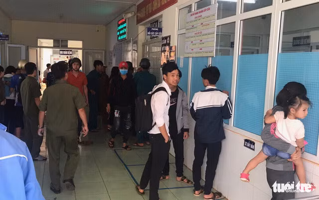  Thân nhân và bạn học các học sinh tại Bệnh viện Đa khoa huyện Tuy Đức, Đắk Nông