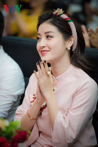 Được biết, sắp tới cô sẽ dẫn dắt một chương trình mới của VTV24. Được biết, sắp tới cô sẽ dẫn dắt một chương trình mới của VTV24.