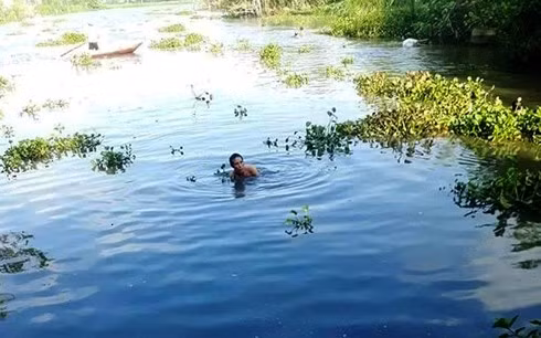 Lực lượng cứu hộ và gia đình tìm kiếm bé Lương.