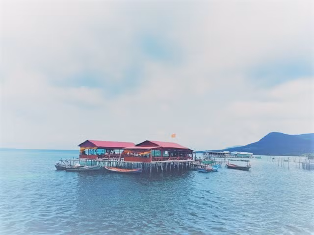  Những ngôi nhà bè nhỏ bé giữa trời biển bao la. Ảnh: Phương Thảo