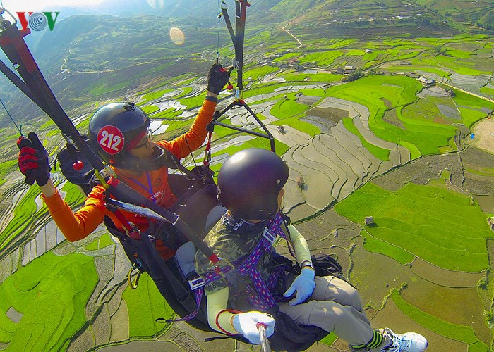 Tháng 5, khi bắt đầu mùa mưa là lúc những thửa ruộng bậc thang Mù Cang Chải loang loáng những ô màu nước đổ, cuộn trong màu của đất hòa với màu của mây trời phản chiếu lấp lánh, tạo nên vẻ đẹp vô cùng quyến rũ đối với du khách.