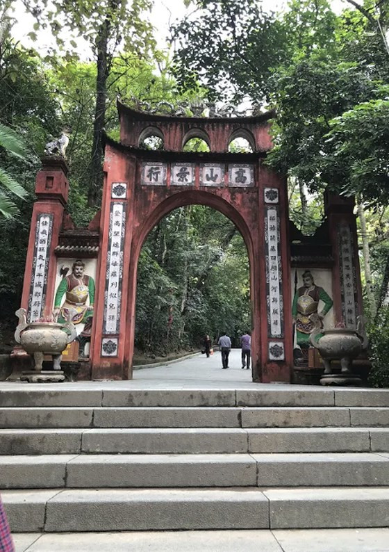 Cổng vào đền Hùng trên núi Nghĩa Lĩnh.