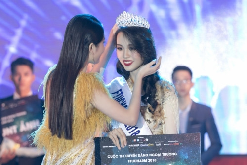  Thùy Dung trao lại vương miện cho người kế nhiệm - Huỳnh Phạm Thủy Tiên.