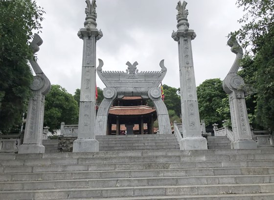  Đền thờ Quốc Tổ Lạc Long Quân trên đồi Sim.