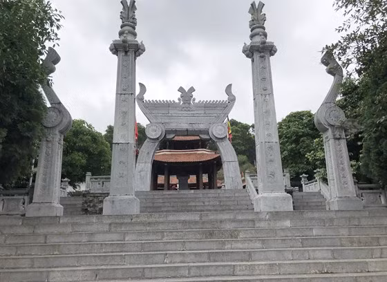  Đền thờ Quốc Tổ Lạc Long Quân trên đồi Sim.