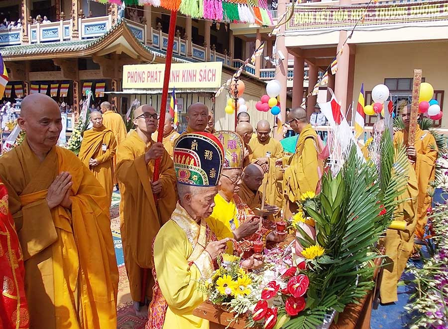 Tăng ni và Phật tử tham dự Lễ Phật đản. Ảnh: T.N  Tăng ni và Phật tử tham dự Lễ Phật đản. Ảnh: T.N