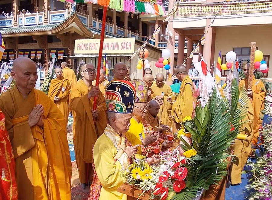  Tăng ni và Phật tử tham dự Lễ Phật đản. Ảnh: T.N