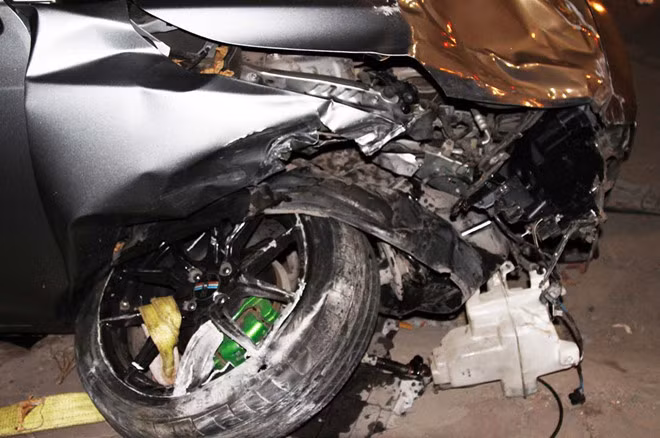 Bánh trước bị gãy rời. 