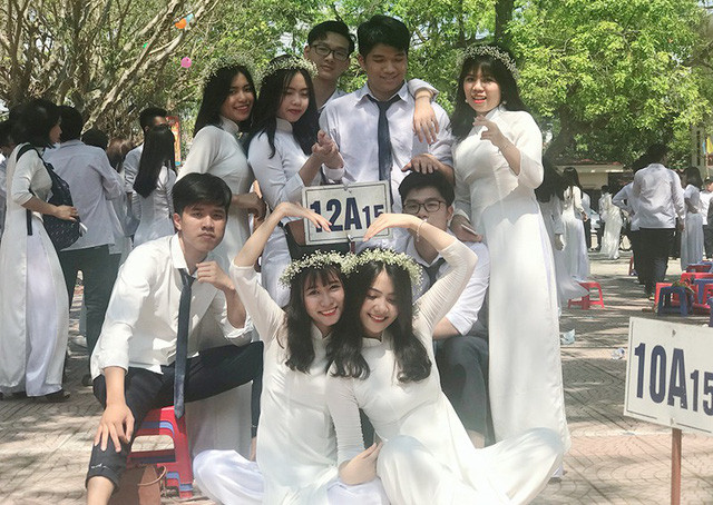 Thu Giang và bạn bè 12A15 tinh nghịch bên nhau. Thu Giang và bạn bè 12A15 tinh nghịch bên nhau.