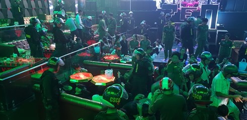 Quán bar thời điểm lực lượng Công an vào kiểm tra.
