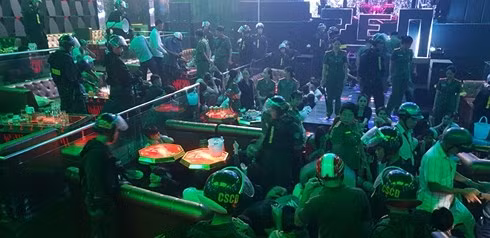 Quán bar thời điểm lực lượng Công an vào kiểm tra.