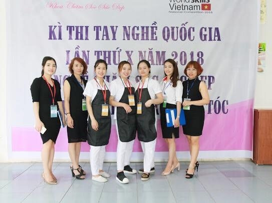 Trang (đầu tiên, bên trái) làm giám sát viên tại Cuộc thi tay nghề quốc gia năm 2018 Trang (đầu tiên, bên trái) làm giám sát viên tại Cuộc thi tay nghề quốc gia năm 2018