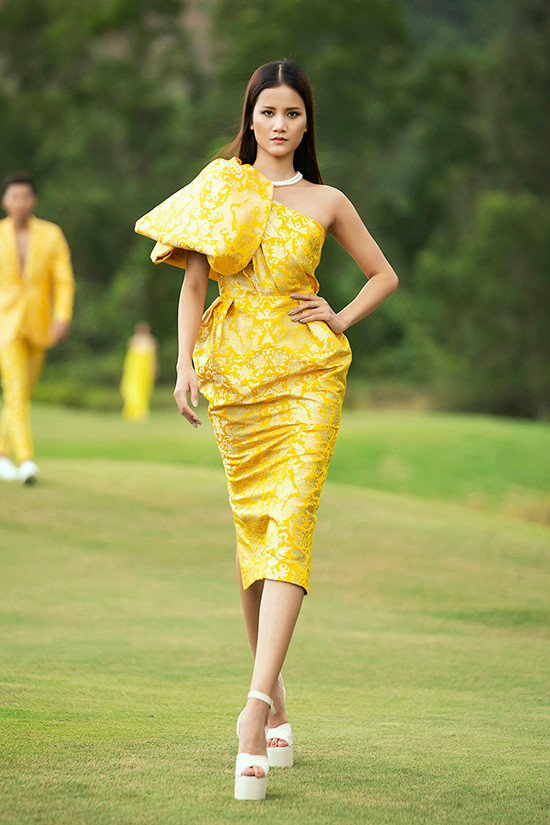 Nhiều mẫu váy ôm body, váy thắt nơ hay thiết kế bất đối xứng tiếp tục được Đỗ Mạnh Cường lăng-xê ở mùa hè năm nay.