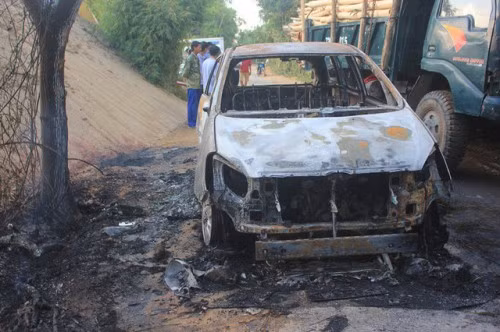 Chiếc xe cháy còn trơ khung.