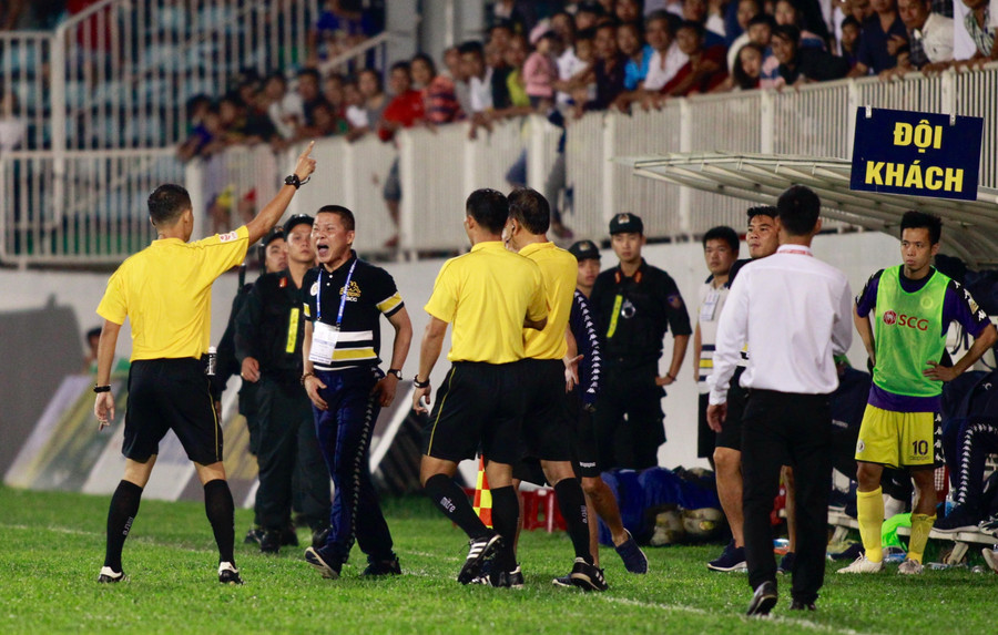 HLV Chu Đình Nghiêm phản ứng trọng tài khi bị trục xuất khỏi khu vực kỹ thuật. HLV Chu Đình Nghiêm phản ứng trọng tài khi bị trục xuất khỏi khu vực kỹ thuật.