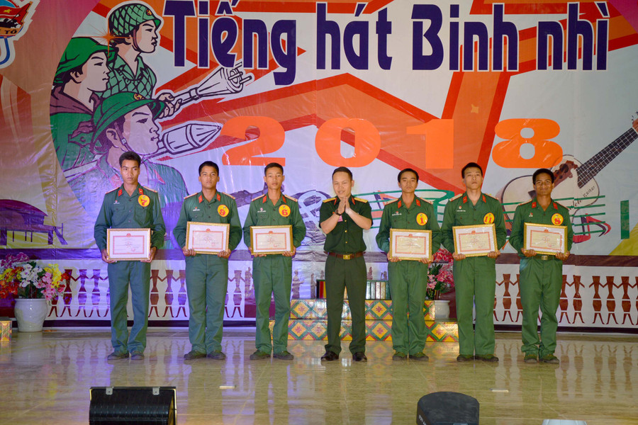 Đại diện phòng Chính trị Sư đoàn 10 trao giấy khen cho các chiến sĩ đạt giải. Ảnh: S.T