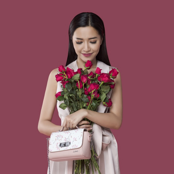 Túi họa tiết hoa baby nhẹ nhàng, nữ tính như cô nàng tinh tế trong tình yêu. Gam màu pastel tiếp tục được thương hiệu khai thác triệt để. Túi họa tiết hoa baby nhẹ nhàng, nữ tính như cô nàng tinh tế trong tình yêu. Gam màu pastel tiếp tục được thương hiệu khai thác triệt để.