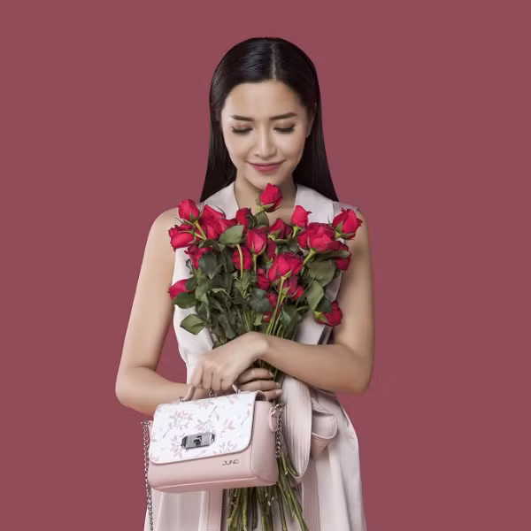  Túi họa tiết hoa baby nhẹ nhàng, nữ tính như cô nàng tinh tế trong tình yêu. Gam màu pastel tiếp tục được thương hiệu khai thác triệt để.