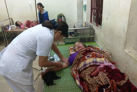 Các nạn nhân bị thương được đưa tới Trung tâm y tế huyện Quỳ Hợp cấp cứu. Các nạn nhân bị thương được đưa tới Trung tâm y tế huyện Quỳ Hợp cấp cứu.