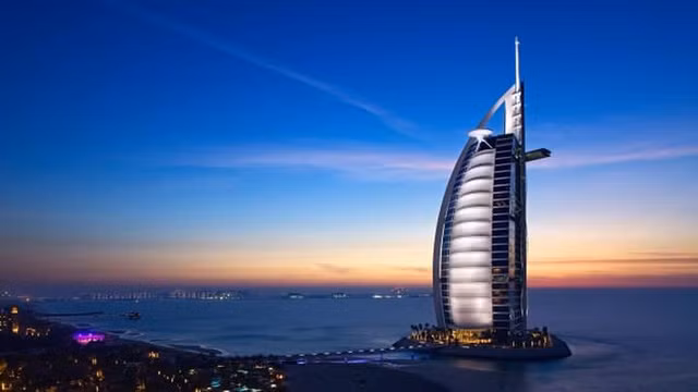 Gold On 27 nằm ở tầng 27 của khách sạn Burj Al Arab hình cánh buồm trên một hòn đảo nhân tạo. Đây là một trong những biểu tượng của Dubai, Các Tiểu vương quốc Ả Rập thống nhất.