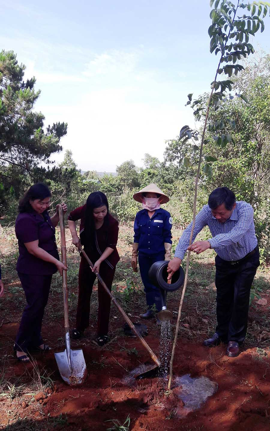 Các đồng chí lãnh đạo huyện trồng cây xanh tại Đền tưởng niệm các anh hùng liệt sĩ của huyện. Ảnh: Đ.Y  Các đồng chí lãnh đạo huyện trồng cây xanh tại Đền tưởng niệm các anh hùng liệt sĩ của huyện. Ảnh: Đ.Y