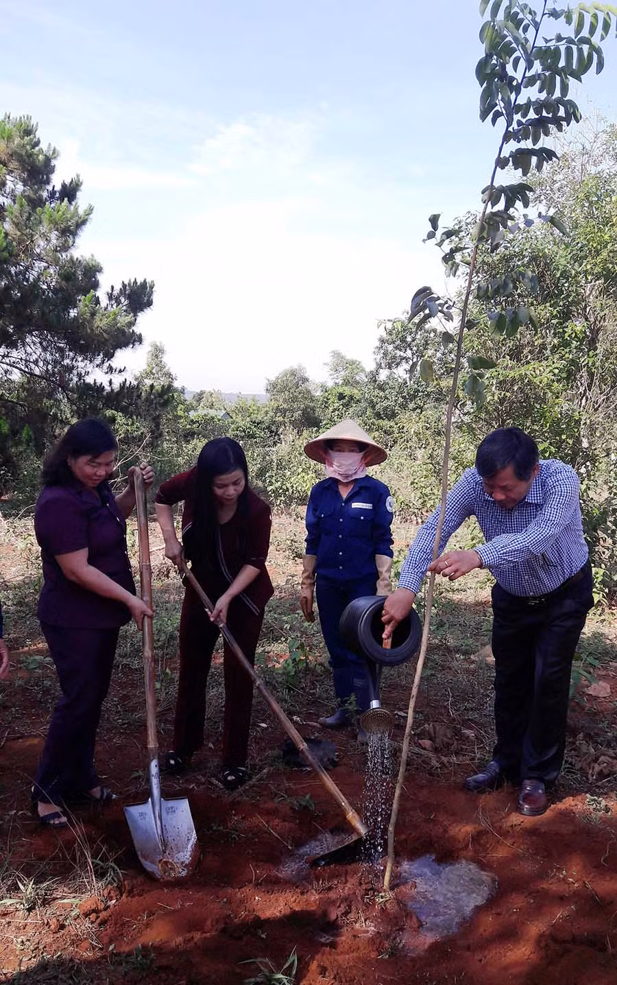  Các đồng chí lãnh đạo huyện trồng cây xanh tại Đền tưởng niệm các anh hùng liệt sĩ của huyện. Ảnh: Đ.Y