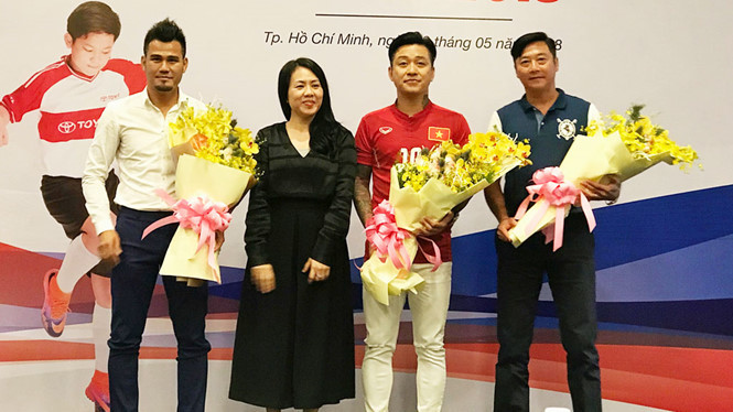 Huỳnh Đức (bìa phải) sẽ dẫn dắt chương trình Trại hè bóng đá thiếu niên năm 2018.