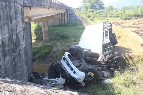 Phía đầu xe bị hư hỏng nặng.