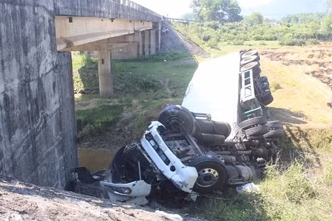 Phía đầu xe bị hư hỏng nặng.