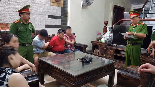 Công an đọc lệnh bắt đối với Triệu Ký Vòong (áo đỏ) - Ảnh: Công an tỉnh Lạng Sơn