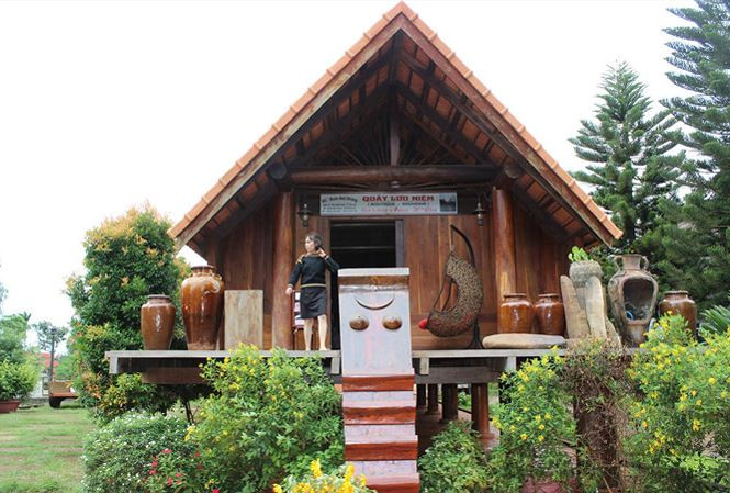 Cầu thang cái có đôi bầu sữa tràn đầy sức sống. Cầu thang cái có đôi bầu sữa tràn đầy sức sống.