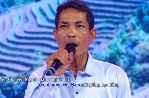 Anh I Cũ Bkrông trên sân khấu chương trình 