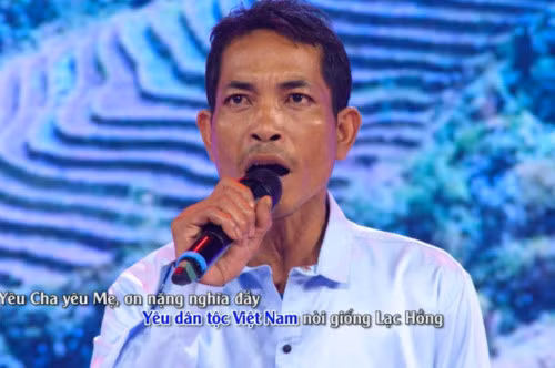 Anh I Cũ Bkrông trên sân khấu chương trình 