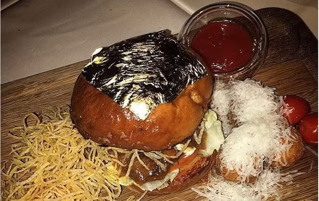  Trung bình mỗi năm, Gold On 27 sử dụng khoảng 0,7kg vàng để trang trí cho đồ ăn và thức uống.