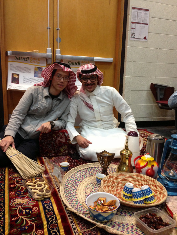 Tác giả cùng người dẫn chuyện Mustapha. 