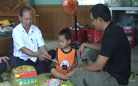 Trao quà cho gia đình ảnh Lê Văn Kỷ. Ảnh: C.S