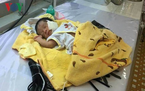 Bé trai bị mẹ chôn khi mới sinh ra may mắn được cứu sống.  Bé trai bị mẹ chôn khi mới sinh ra may mắn được cứu sống.