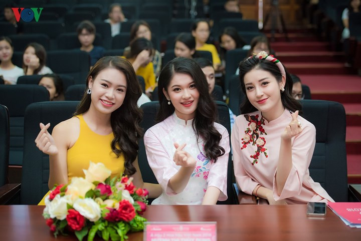 Huyền My hội ngộ Á hậu Thuỳ Dung và người đẹp truyền thông Phùng Ngọc Bảo Vân tại chương trình. Huyền My hội ngộ Á hậu Thuỳ Dung và người đẹp truyền thông Phùng Ngọc Bảo Vân tại chương trình.