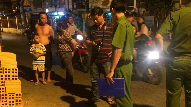 Công an có mặt khám nghiệm hiện trường.