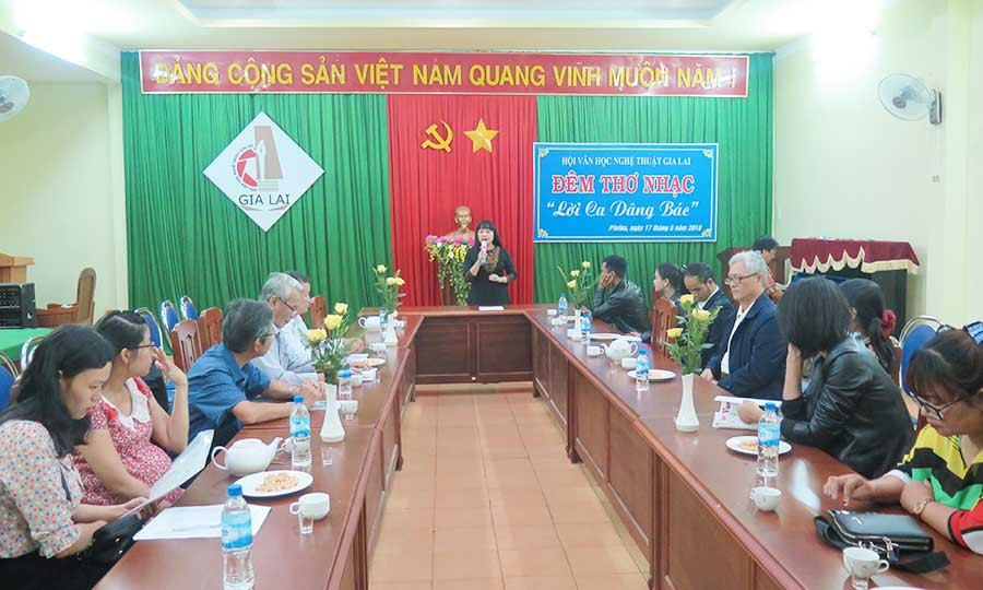 Đêm thơ nhạc diễn ra trong không khí gần gũi ấm cúng. Ảnh: Phương Linh Đêm thơ nhạc diễn ra trong không khí gần gũi ấm cúng. Ảnh: Phương Linh