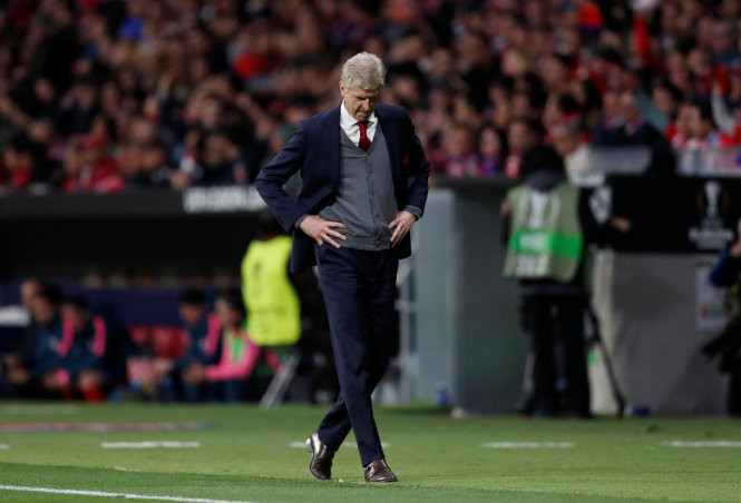 HLV Wenger sẽ rời Arsenal trong cảnh trắng tay. Ảnh: REUTERS  HLV Wenger sẽ rời Arsenal trong cảnh trắng tay. Ảnh: REUTERS