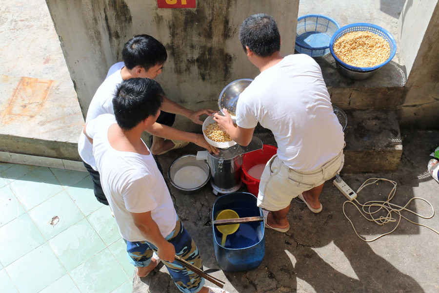  Xay đỗ tương làm sữa đậu nành và đậu phụ, phục vụ bữa ăn hàng ngày