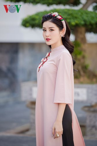 Được biết, bộ áo dài này do chính Huyền My thiết kế. Được biết, bộ áo dài này do chính Huyền My thiết kế.