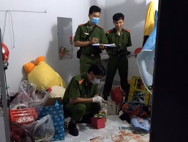 Công an khám nghiệm một vụ án mạng trước đó. 