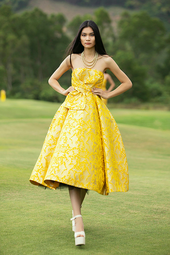 Cùng với các mẫu váy kiểu dáng hiện đại dễ ứng dụng là những bộ cánh sử dụng cho dạ tiệc với phom dáng cổ điển.